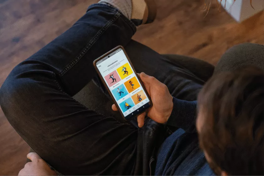 Een foto van iemand die op de BeWizr app kijkt