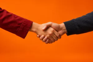 Twee mensen die elkaar de hand schudden in brancheverenigingen.