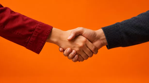 Twee mensen die elkaar de hand schudden in brancheverenigingen.