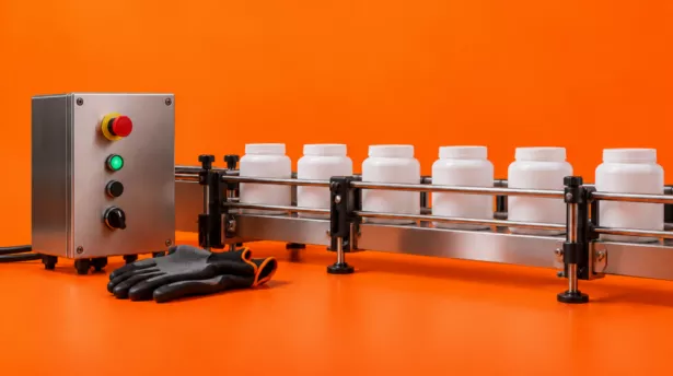 Productielijn met witte potten, bedieningspaneel en veiligheidshandschoenen in de maakindustrie.