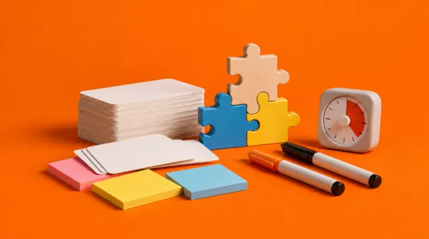 Leermaterialen, puzzelstukken en een tijdklok voor trainingsbureaus.