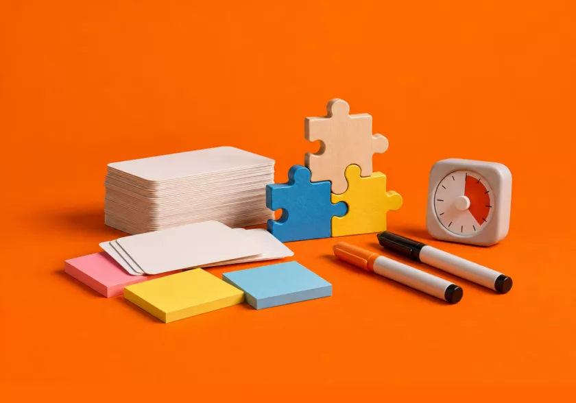 Leermaterialen, puzzelstukken en een tijdklok voor trainingsbureaus.